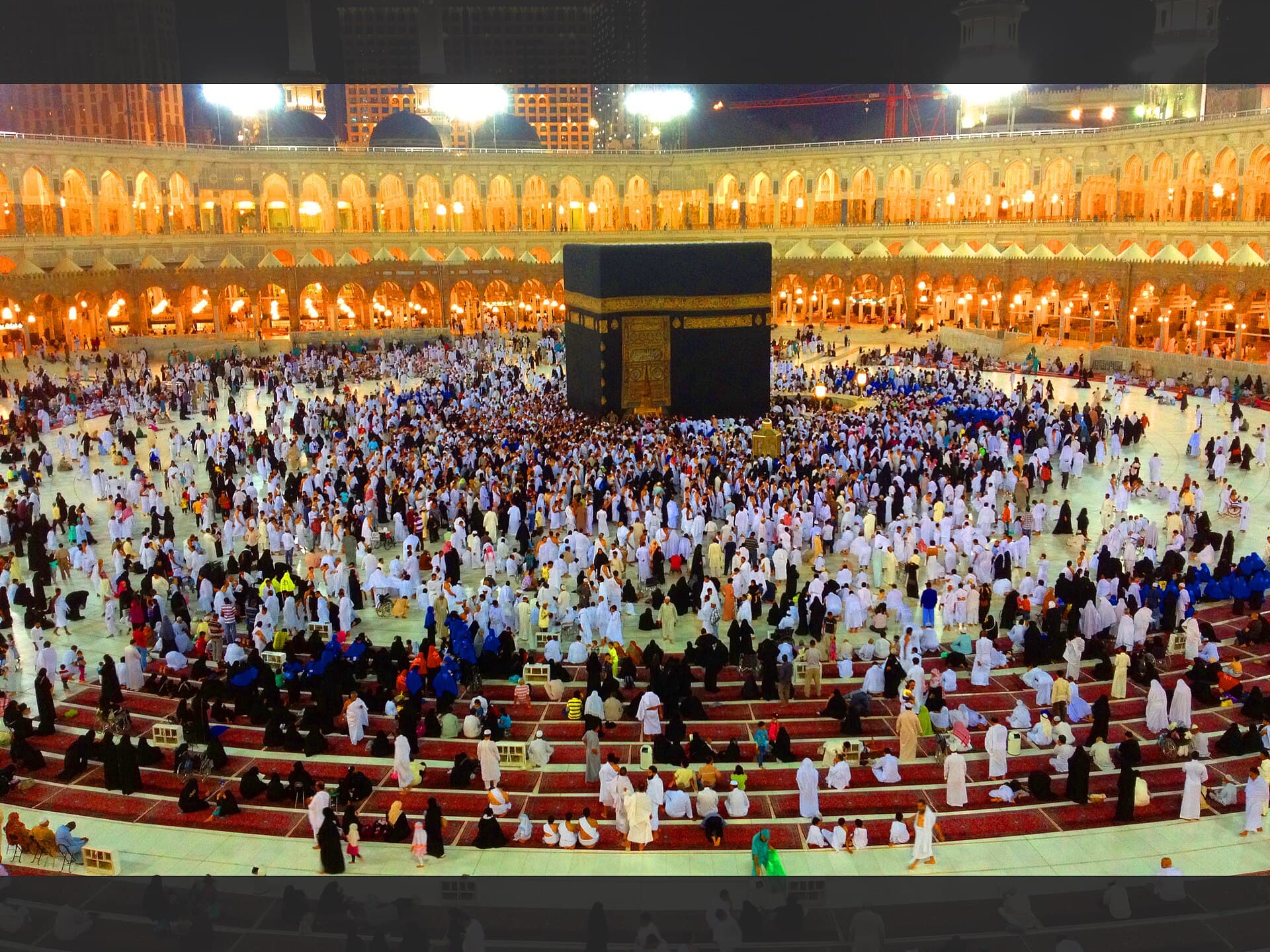 معتمرون حول الكعبة المشرفة في المسجد الحرام