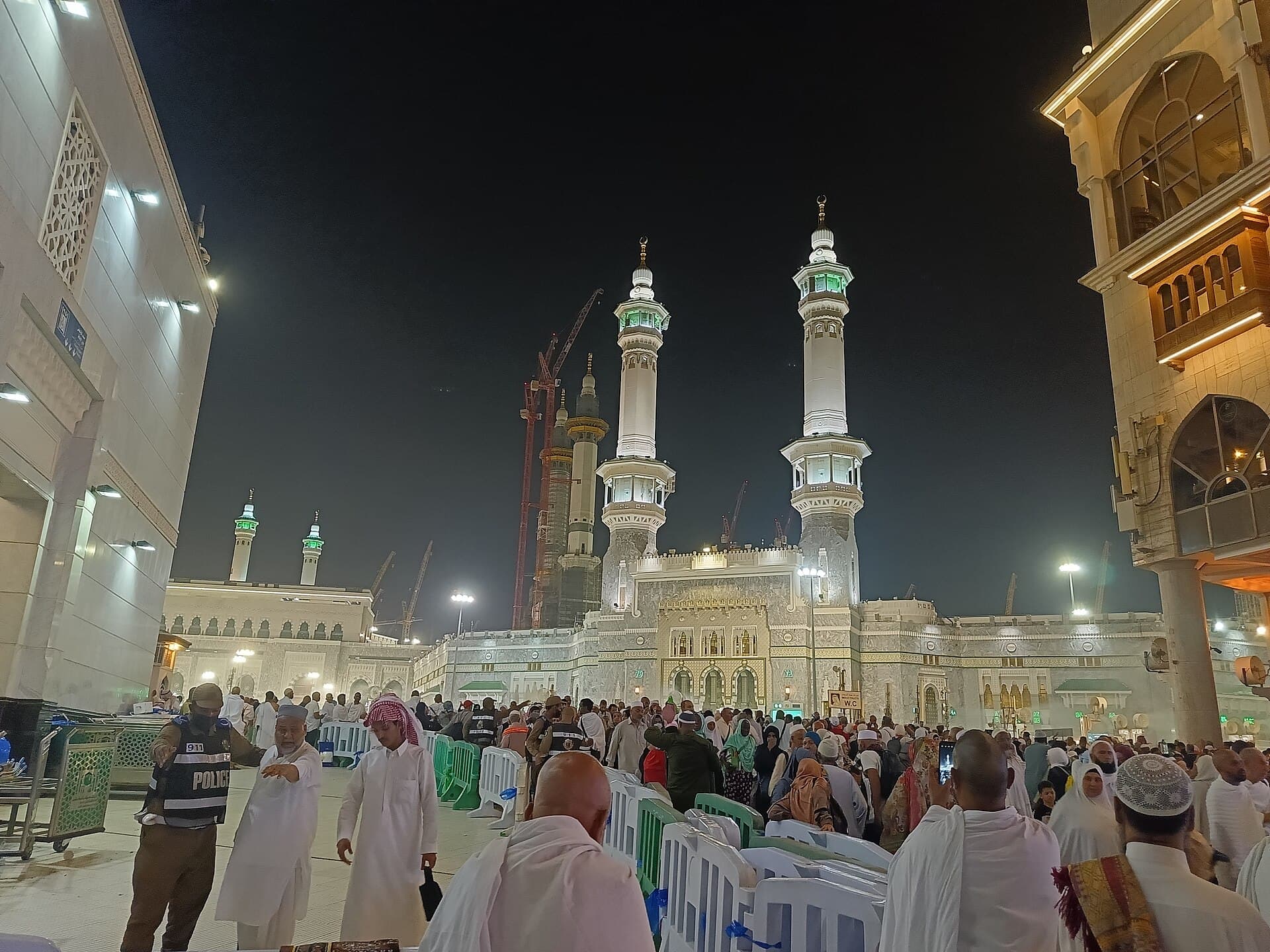 ساحات المسجد الحرام ليلًا مع المعتمرين